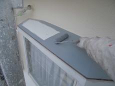 白色のサビ止めを下塗りしたうえに屋根と同じ塗料を中塗りしています。