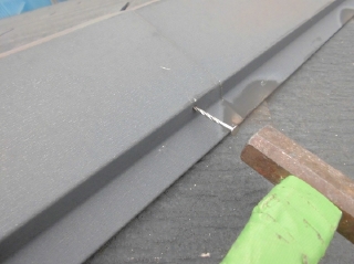 屋根の棟包み鉄板の釘抜け箇所は同じ釘を打ち込んでも、また同じように抜け出るので、ひとまわり大きな釘に取り替えます。
