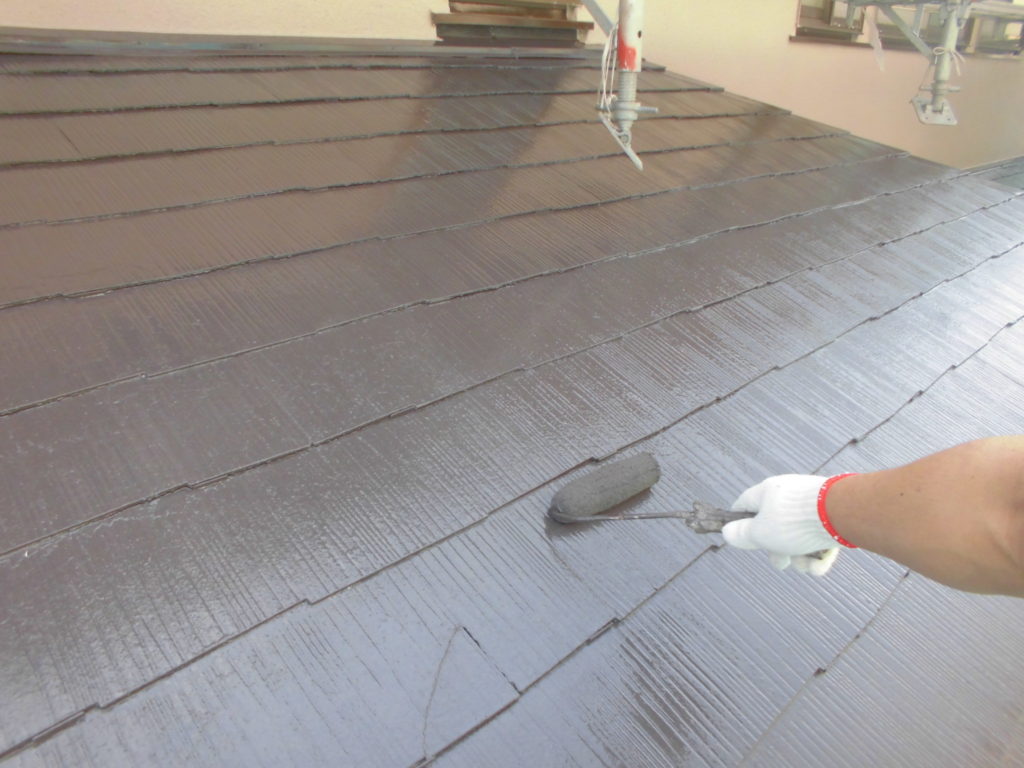 施工前の屋根は縁切りが不十分でしたが、しっかりと縁切り部材を取り付けたうえで塗装を行いましたので安心な屋根へと塗り替えられていきます。