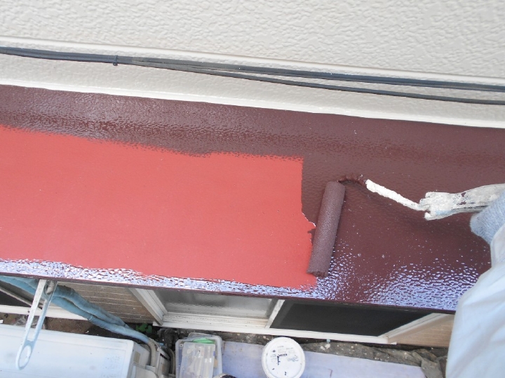 庇部分はケレンかけ後に錆止めを塗布し、塗装を行っております。