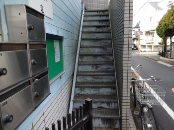 共用階段部分は経年による劣化でボロボロの状態でした。