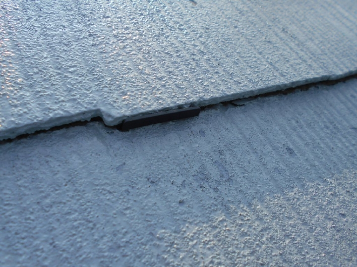 スレート屋根材同士の隙間が塗料で閉じられてしまうと、雨漏りが発生しやすくなるため、縁切りを行い水がはけるようにします。