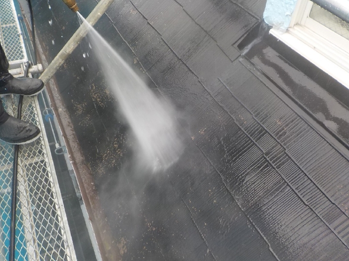 次に屋根の施工、最初に高圧洗浄にて汚れの除去が進められます。