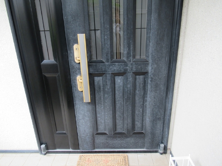 玄関ドアも経年で汚れがびっしりと蓄積しています。