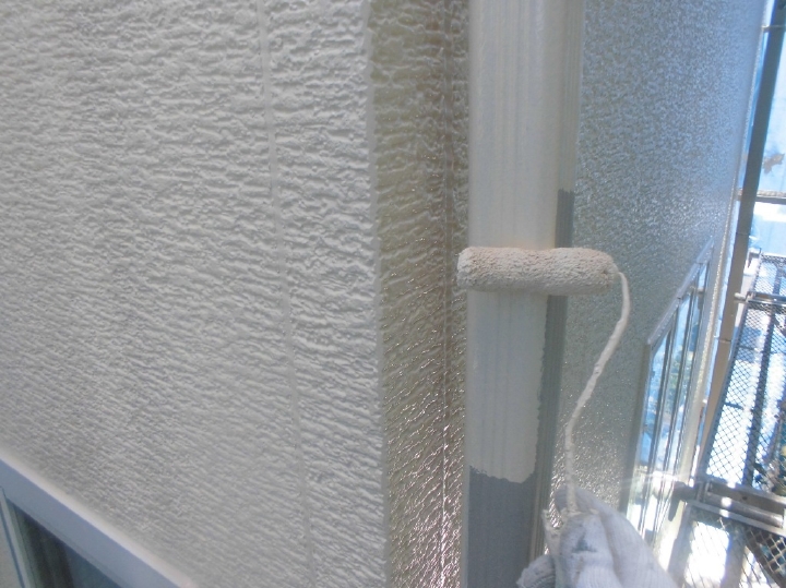雨樋も重ね塗りにて腐食や劣化に強い雨樋へ塗装されていきます。