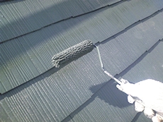 上塗りを行い、屋根を仕上げます。