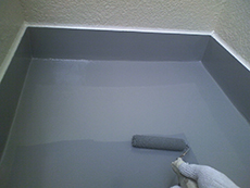 ベランダ床部分の防水処理はトップコートで仕上げます。