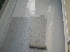 塗膜のクラック（ヒビ割れ）が激しかったベランダ部分も塗り替え、防水を行います。