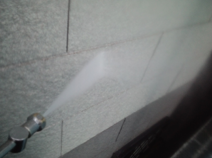 施工に入る前にまずは高圧洗浄により長年付着している外壁の汚れを落としていきます。