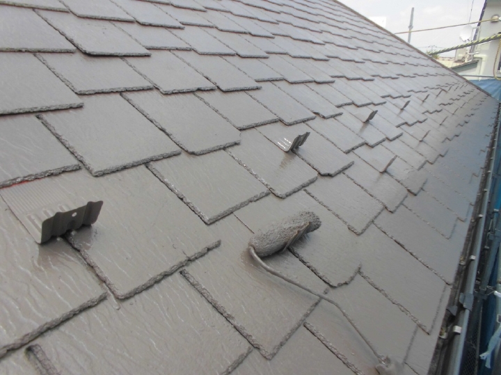 屋根塗装も外壁と同様に、屋根用無機ハイブリッド塗料を使用しております。屋根は家屋の中で一番ダメージを受けやすい箇所になりますので、定期的なメンテナンスや塗り替えを実施し、雨漏りなどの不具合を早期発見することが重要です。