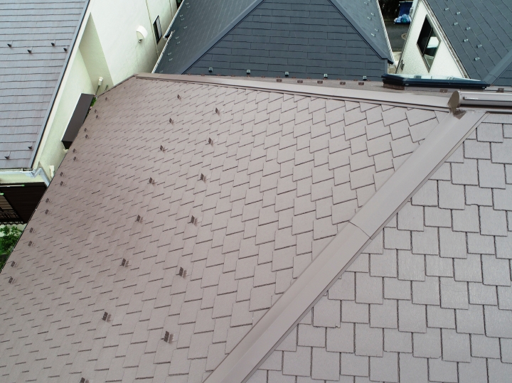 施工後の屋根は外壁の色合いと合うように淡い色で仕上げさせていただきました。経年劣化や苔などで屋根にダメージを受けておりましたが、これで安心して過ごすことができると思います。