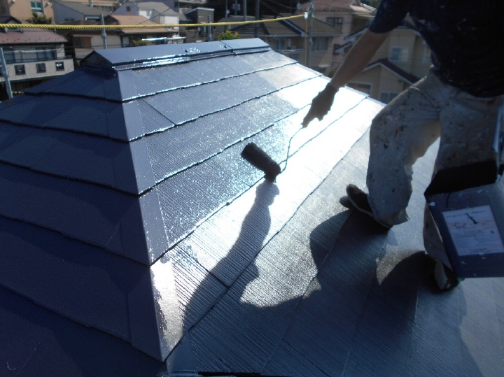 屋根の塗装で使用している無機ハイブリッド塗料は低汚染性、高耐候性、高耐久性と、様々な付加機能が御座いますのでおすすめします。ローラーを使用し塗り残しの内容隅々まで塗装します。