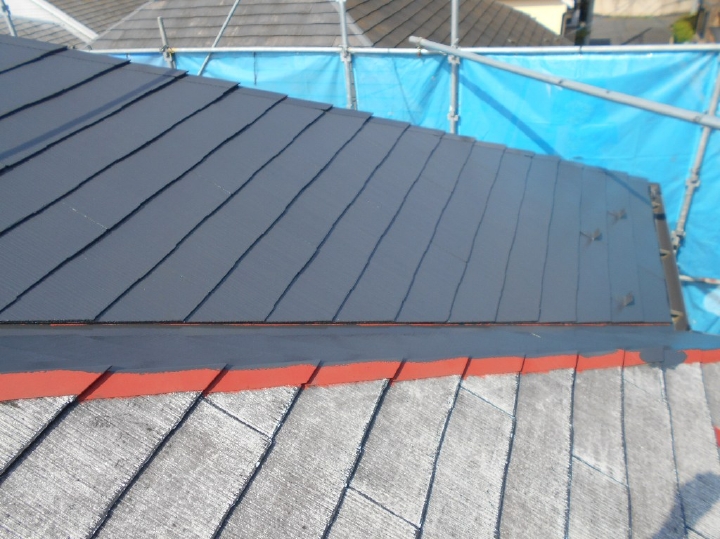 屋根の塗装中です。屋根スレート瓦の割れはガルバリウム鋼板の差込み工法で強化しています。