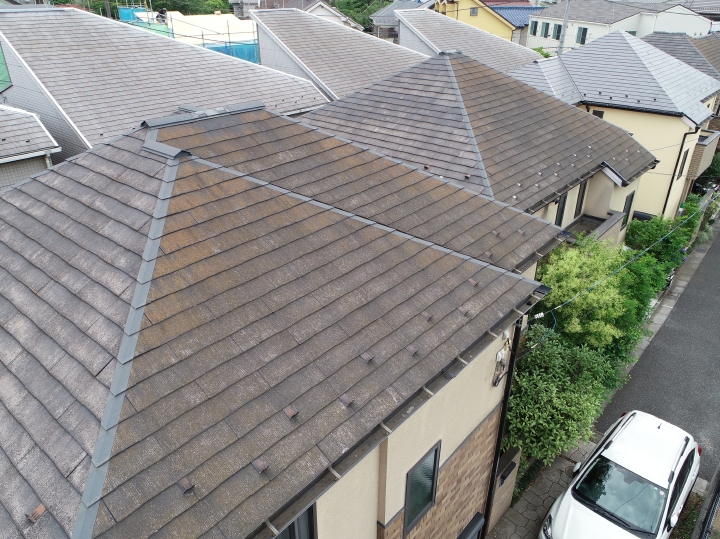 こちらは屋根の施工前の状態です。外壁と同様に苔、汚れの付着が良く見えます。苔が生えている箇所は屋根の水捌けがわるくなり、水分によって苔が育ってしまうので、早めの対処が必要となります。