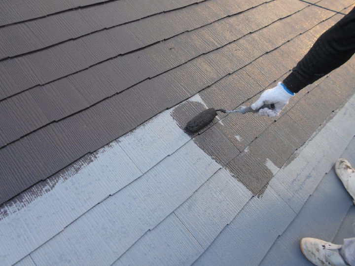 屋根塗装です。塗料にはアステックペイント スーパーシャネツサーモSi(ラジカル制御型シリコン樹脂屋根用遮熱塗料)を使用しています。賃貸物件且つ日当たりの良い立地ですので、遮熱塗料を塗装し、屋根の表面温度、裏面温度の上昇を抑え、室内温度の上昇を抑えます。
