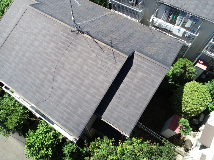 施工前の屋根の状態です。築年数がある程度経過しているので苔が生えいます。苔は美観だけではなく、屋根にも悪影響を与えているので、放置しておくと危険です。