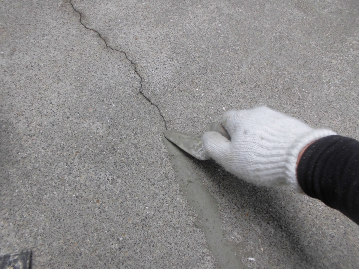 コンクリート部分には亀裂が生じていたため、こてを使用し亀裂部分にきちんと補修材が入り込むように補修を実施します。