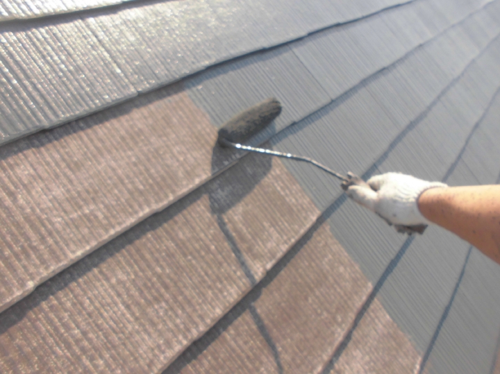 今回屋根塗装で使用していKFケミカル ワールドセラルーフ遮熱塗料は、優れた耐候性・耐汚染性と耐屈曲性・耐クラック性双方を兼ね備えた塗料です。