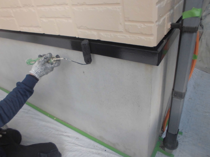水切り塗装です。水切りは万が一外壁材の中に水分が侵入してもサイディングの最下部から建物外部に水分を排出させるための部材ですので、錆さどにより排水機能が低下すると危険です。