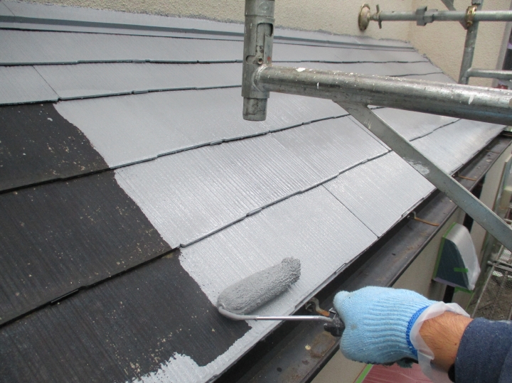 屋根を塗装していきます。新しい塗料で塗り直すことで、屋根の表面温度、裏面温度の上昇を抑え、室内温度の上昇を抑える効果が期待できます。