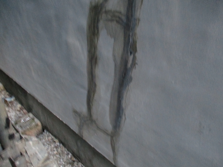 大きく破損していた塀も補修し、塗装前の下地作りをしていきます。