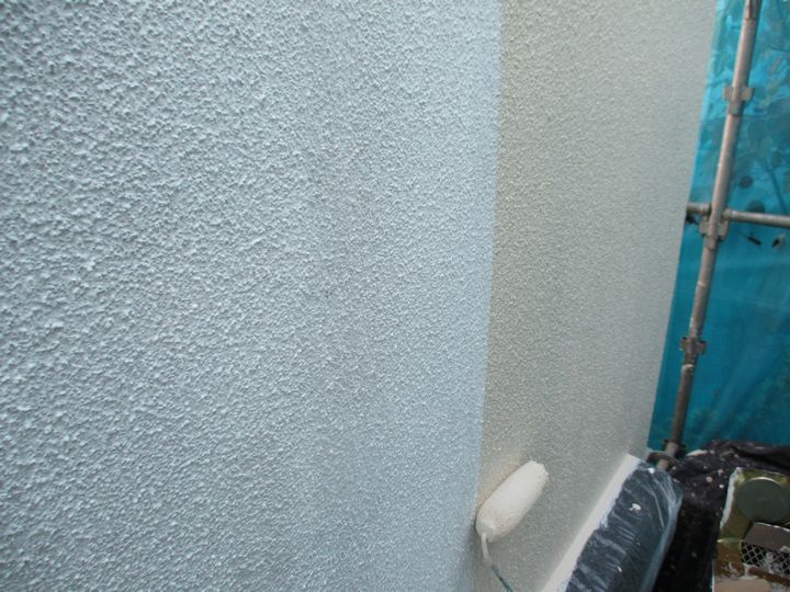 外壁塗装です。
塗料を塗らない付帯部などはしっかり養生します。塗装後は外し、外壁塗装と耐用年数を合わせるために付帯部にも塗装を施します。