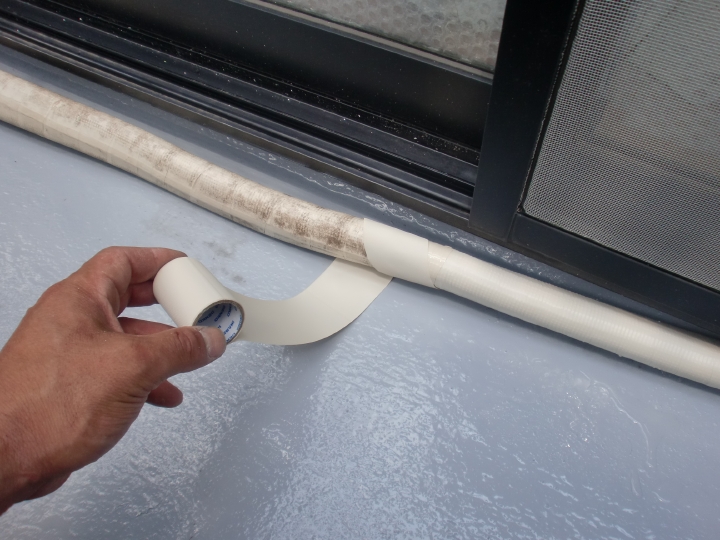 配管テープは経年で劣化するため、新しいテープに巻替えます。