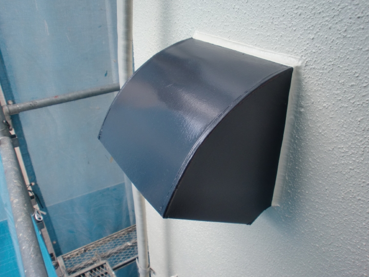 外壁の耐用年数と合わせるために付帯部にも別途塗装をしていきます。