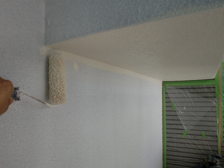 外壁塗装です。
ローラーで手塗りをしていきます。