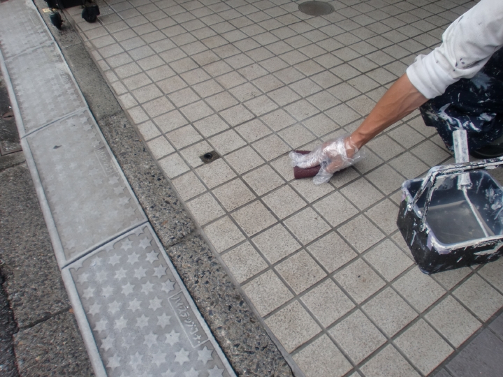 高圧洗浄で落ちないタイル部分の汚れは専用の薬品で落とします。