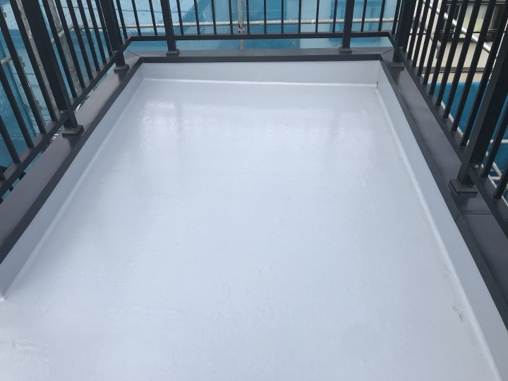 雨漏りを防ぐため、屋上とベランダ床面には防水塗装を施していきます。