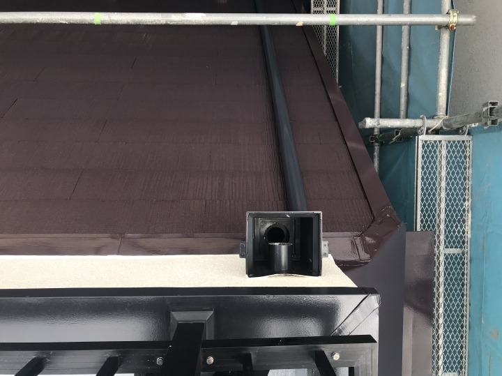 ひさしも塗り替え、雨樋もキレイになりました。