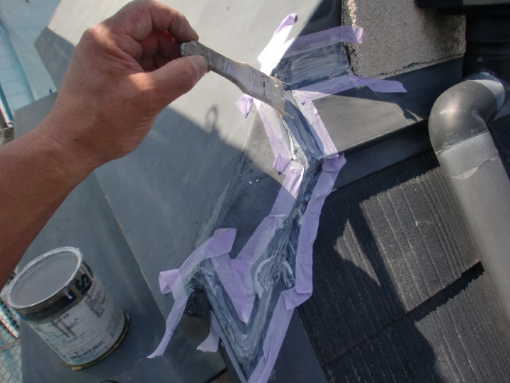 シリコーンシーラント塗装用下地処理剤である「ペインター20」を用い、雨水の侵入防止のための処置をします。