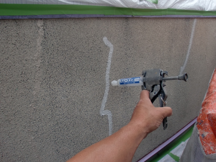 外壁に発生したクラック部分には弾性エポキシ樹脂のスムースエポを補填し、ひび割れの補修をしていきます。