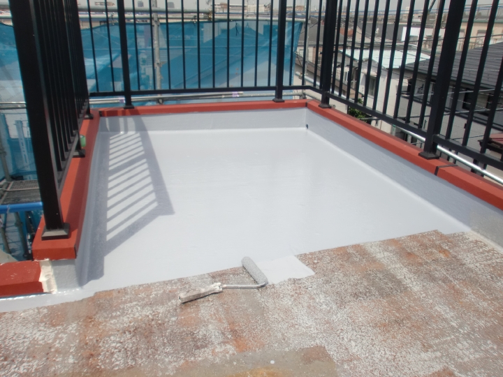 鉄部には塗装前に錆止めを施し、耐久性を高めます。