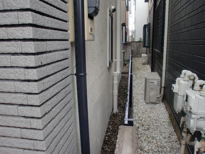 隣家に接している壁面は苔が生えやすいものですが一新しました。