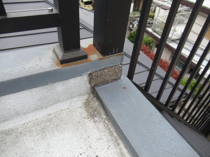 鉄部にも錆が見られます。腐食すると柵が崩れ落ち大変危険です。