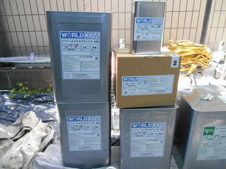 今回の外壁塗装で使用する塗料は、ＫＦケミカル　ワールドセラグランツＷ(無機ハイブリッド塗料)です。実際にその現場で使用した材料を写真に収め、見積もりと相違がないかを確認します。きちんと材料検収を行い、塗料の期待耐久年数を発揮できる塗布量の順守を明確にします。
