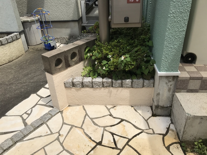 経年の汚れがたまっていた外構も、洗浄と塗り替えでさっぱりと明るくなりました。床等のタイルは薬品洗浄で新築時のキレイが戻りました。