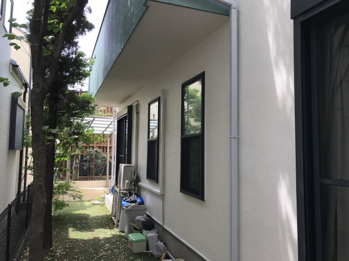 日が当たりにくく苔が生えやすかった外壁も、塗装により新築当初のような美しさが取り戻すことが出来ました。