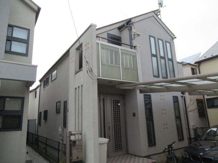 施工前の外観です。経年劣化により防水性能が低下して藻やカビ、亀裂が多くなっております。今回は袖壁やバルコニーをアクセントカラーで塗り分け、イメージチェンジを行います。