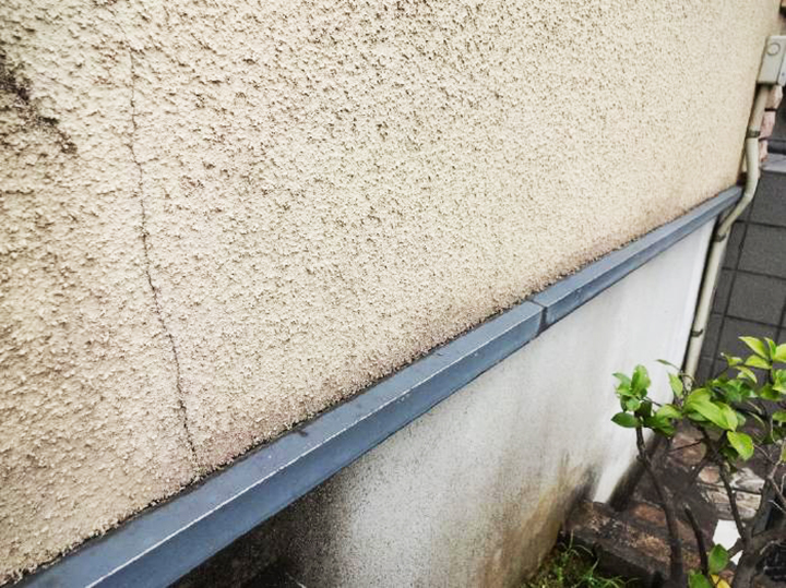 外壁の劣化状況です。経年劣化により塗膜の防水性能が低下して亀裂が発生しております。