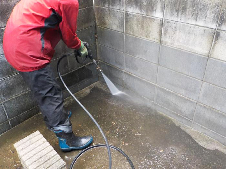 まずは外壁の高圧洗浄です。塀や駐車場コンクリート床面の洗浄はサービスですが、しっかり洗っていきます。