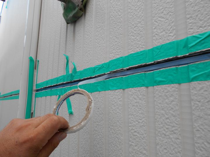 3面接着を防止するボンドブレーカーを貼り直します。コーキング材が目地底に付着すると外壁材が伸縮したときに破断する恐れがあるので2面接着を徹底します。