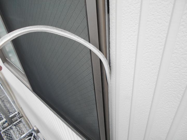 経年劣化により硬化したコーキング材はカッターと専用工具で全て撤去します。ボンドブレーカーをしっかりと貼れるようにキレイに撤去します。