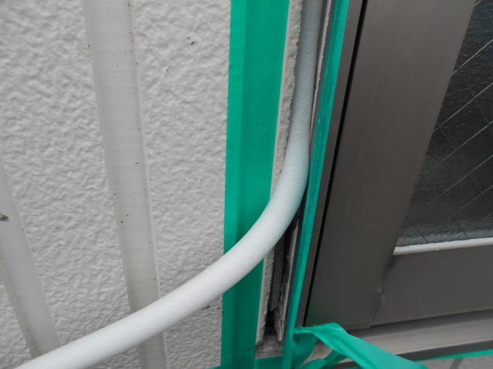 幅が広く奥が空洞になっている部分を見つけたのでポリエチレン製の丸棒バックアップ材でコーキング材の厚みを調節しました。