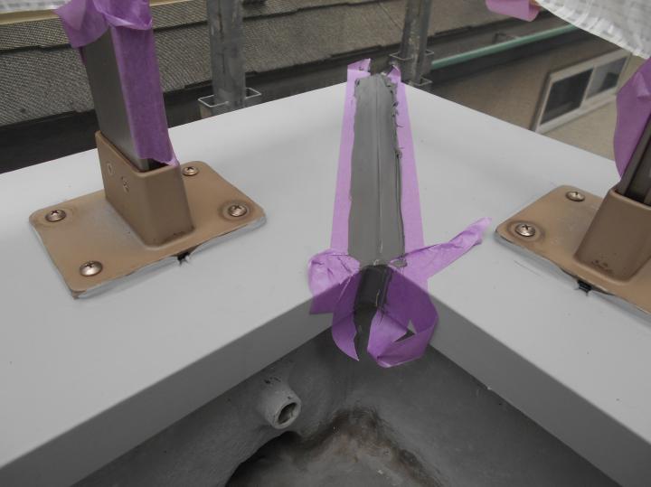 経年劣化により板金の継ぎ部分にすき間が発生して雨水が浸水→漏水が発生する場合がありますので防水してから塗装で仕上げます。