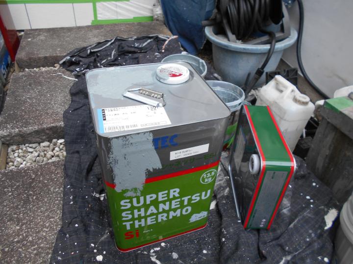 屋根仕上げ塗料のアステックペイント　スーパーシャネツサーモSiです。アステックペイントは国内塗料メーカーの中で遮熱塗料出荷１位の優れた材料です。