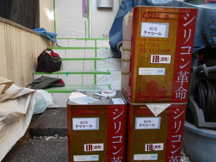 外壁塗装材です。アステックペイント　シリコンREVO1000IR遮熱タイプです。外壁色を濃い色すると蓄熱性が高い為、遮熱塗料タイプをおススメしてます。