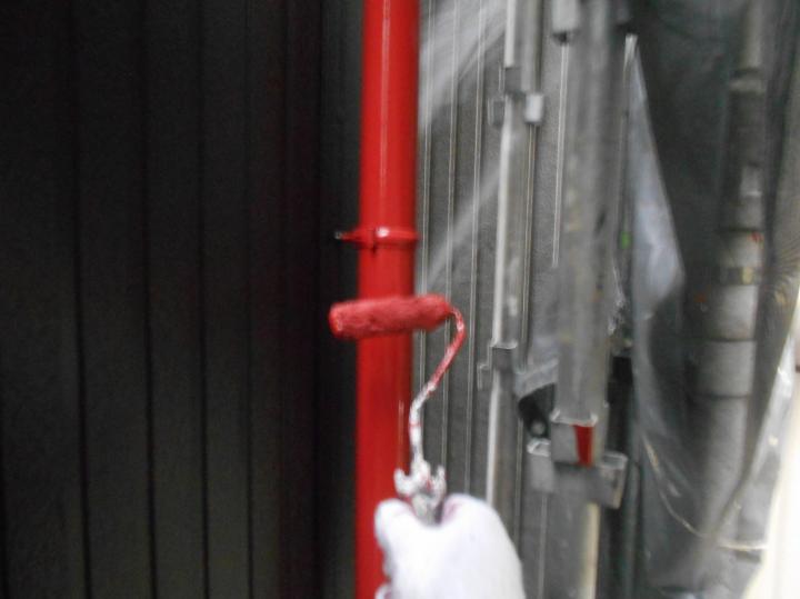 雨樋や水切りなどの附帯部分はアクセントを付けたいと云うことでパワーレッドに決定しました。施主様が好きな時間にインターネットで自宅画像からシュミレーションできるWEBカラーシミュレーションで色々とお試しになり最後は少しアドバイスさせて頂きましたが素晴らしい配色になりました。